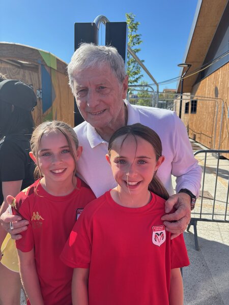 Jean-Michel Larqué avec des enfants
